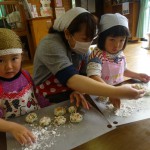 丸く食べやすい大きさにして型抜きしたにんじんで飾りつけ